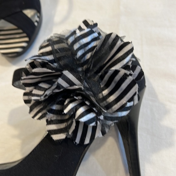Beverly Feldman black pump with white and black flower on ankle strap - Picture 6 of 14